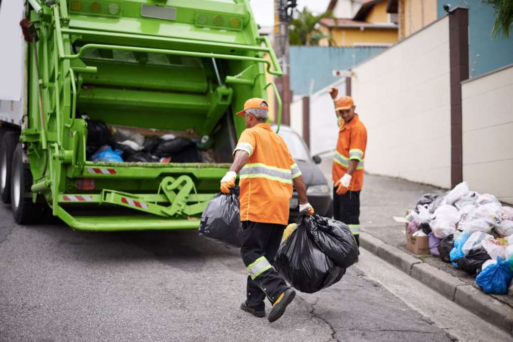 Crew performing residential rubbish removal outside a villa in Dubai